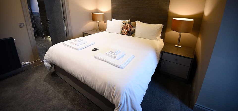 Taransay House contains comfortable Super King Size Double Beds with WIFI Internet access and sea views in Portree