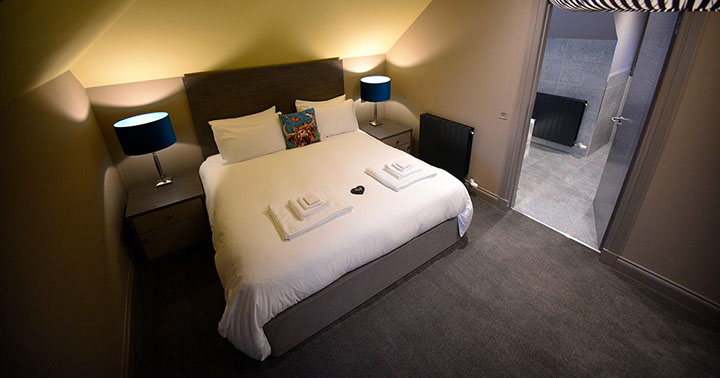 Enjoy stunning spacious Super King Size Double Bedrooms with En Suite abthrooms at Taransay House in Portree